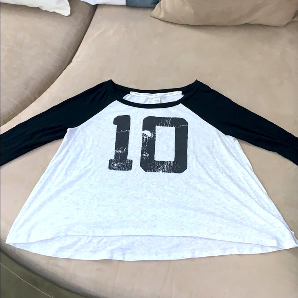 VICTORIAS SECRET XS QUARTER SLEEVE TEE